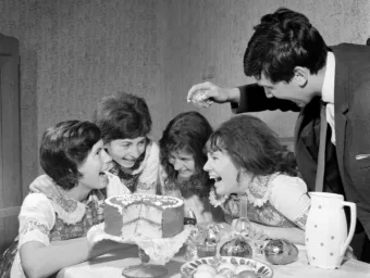 1965.  Egy fiatalember meglocsolja a népviseletbe öltözött lányokat húsvéthétfőn… #RK1775477102