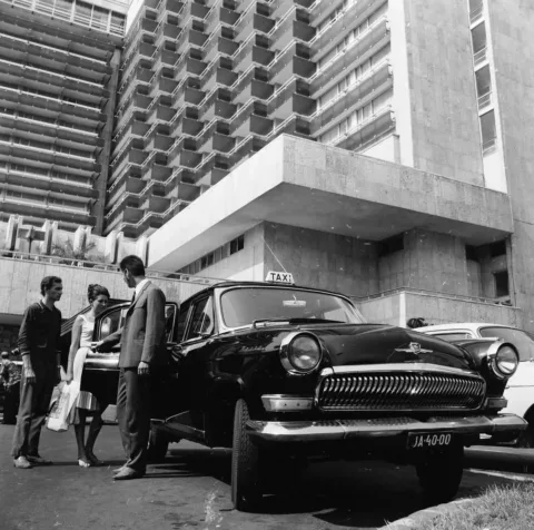 1971.  Bp., a Duna InterContinental előtt.
FŐFOTÓ
 #RK1777551302