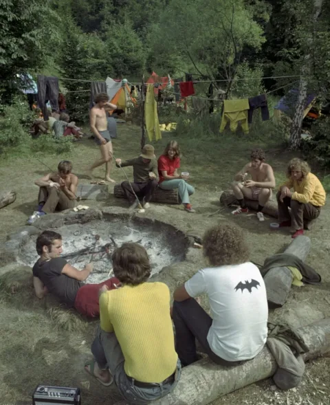 1974.  Szalonnát sütnek a tábortűznél a fiatalok a bükki nemzetközi barlangásztá… #RK1775041213