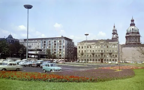 Erzsébet (Engels) tér, a parkoló és a MÁVAUT autóbusz-pályaudvar. Háttérben a Jó… #RK1772855660