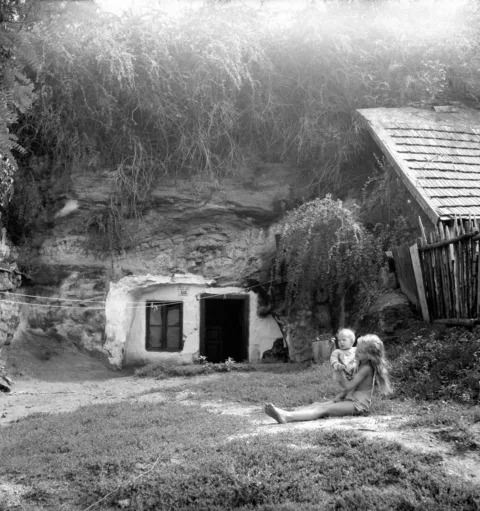 1950-es évek.  Miskolc, gyermekek az udvaron a danyivölgyi nyomortanyák egyikén…. #RK1778065203