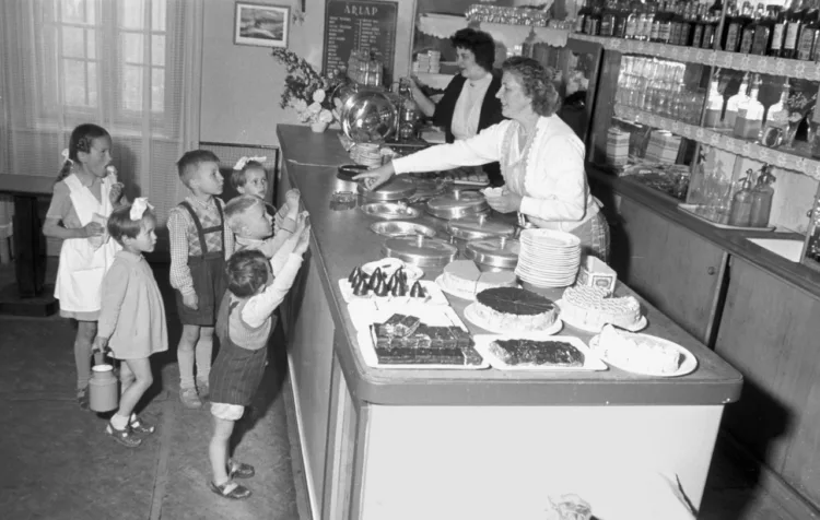 1956. Tata, fagylaltot vásároló gyerekek a tatai új földművesszövetkezeti cukrá... 1956. Tata, fagylaltot vásároló gyerekek a tatai új földművesszövetkezeti cukrá… #RK1778590805