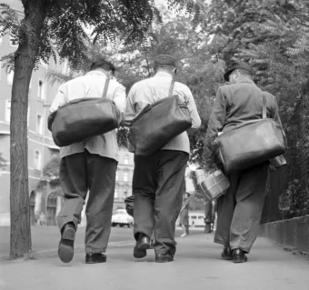 1963.  Budapest, a 70-es Postahivatal távirat-kézbesítő postásai munkába indulna… #RK1778497223