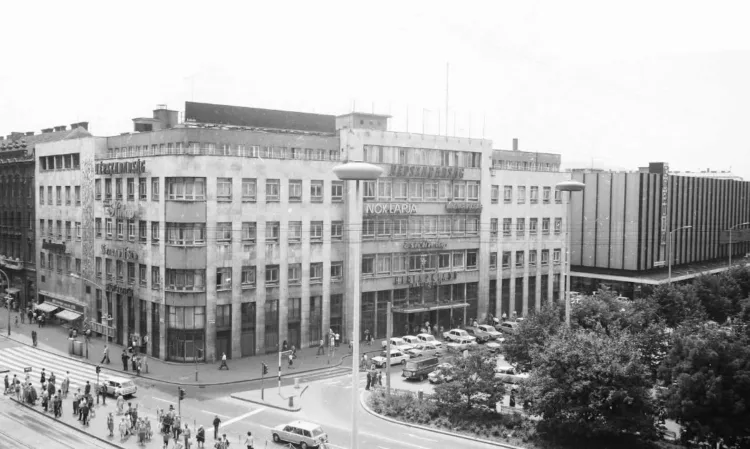 1978. Bp., Blaha Lujza tér, a Hírlapkiadó Vállalat székháza. FŐFOTÓ 1978. Bp., Blaha Lujza tér, a Hírlapkiadó Vállalat székháza.
FŐFOTÓ
#RK1781528401