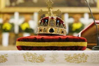 Szent Korona kvíz: tényleg beugrik még, mi kapcsolódik a magyar koronázási jelvényekhez?