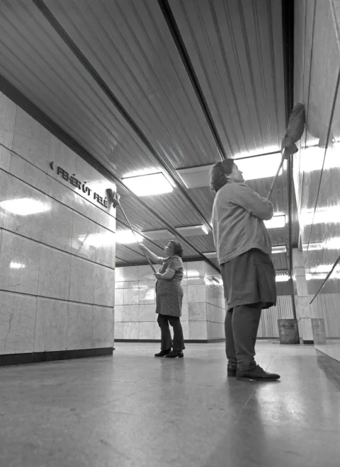 1976. Bp., éjszakai takarítás a Deák téri metróállomáson. MTI #RK1783092600 1976. Bp., éjszakai takarítás a Deák téri metróállomáson.
MTI
#RK1783092600
