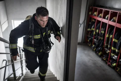 Mi fér bele egy tűzoltó 24 órás szolgálatába, amikor közben 34 emeletre is fel kell futnia?