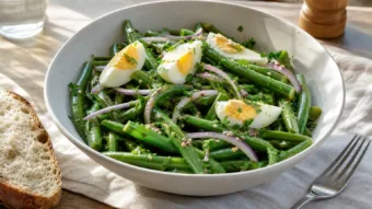 Zöldbabsaláta-recept tojással, mustáros öntettel Zöldbabsaláta-recept tojással, mustáros öntettel
